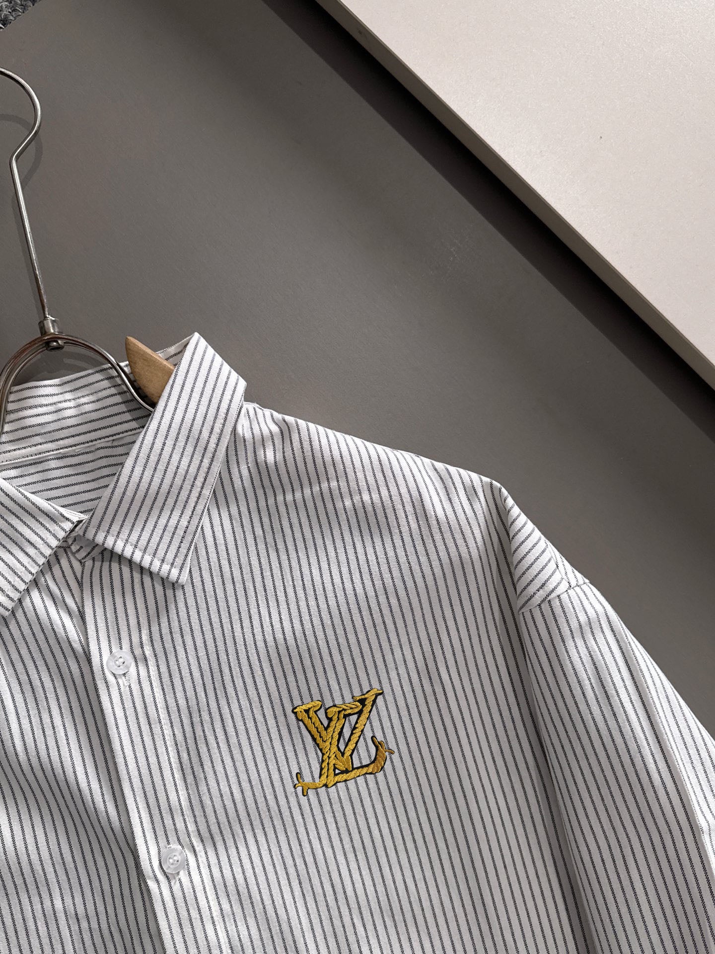 V Spring/Summer White Vertical Stripes Shirt 0726052715
