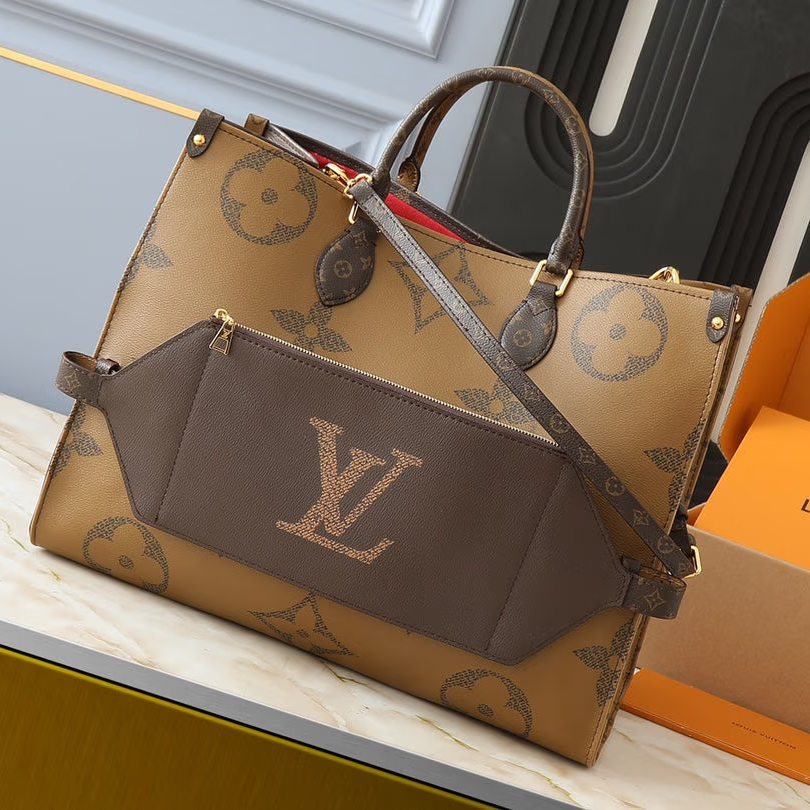L Reverse Monogram Giant Onthego Voyage 0725101101