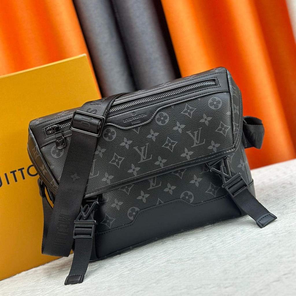 Fashionable large-capacity messenger bag 0725052701