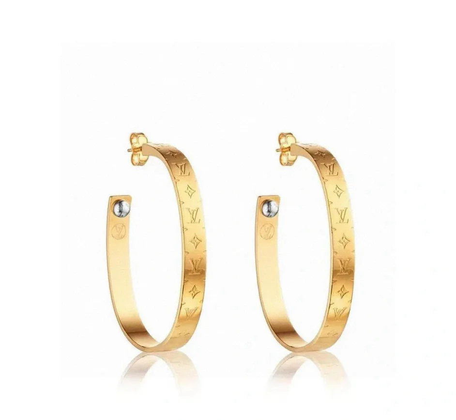 Classic and versatile stud earrings 1025110319