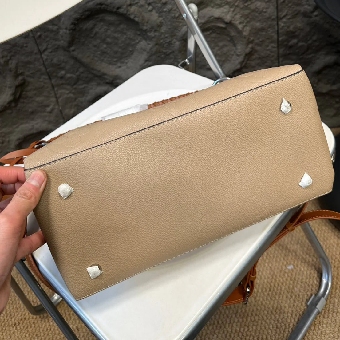 L Family Twist Handle Tote Bag 1024122503