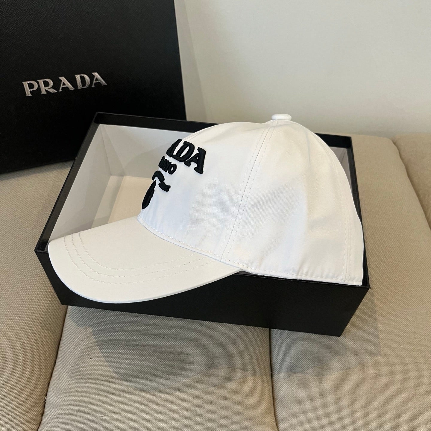 P fashionable peaked hat 0725040912