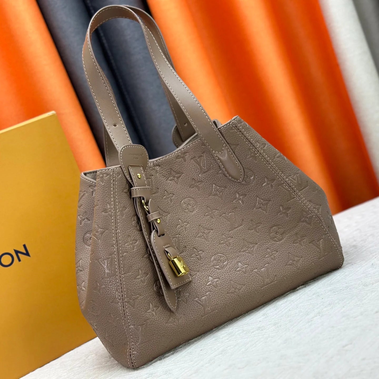 New Fashion and Versatile Handbag 1025092201