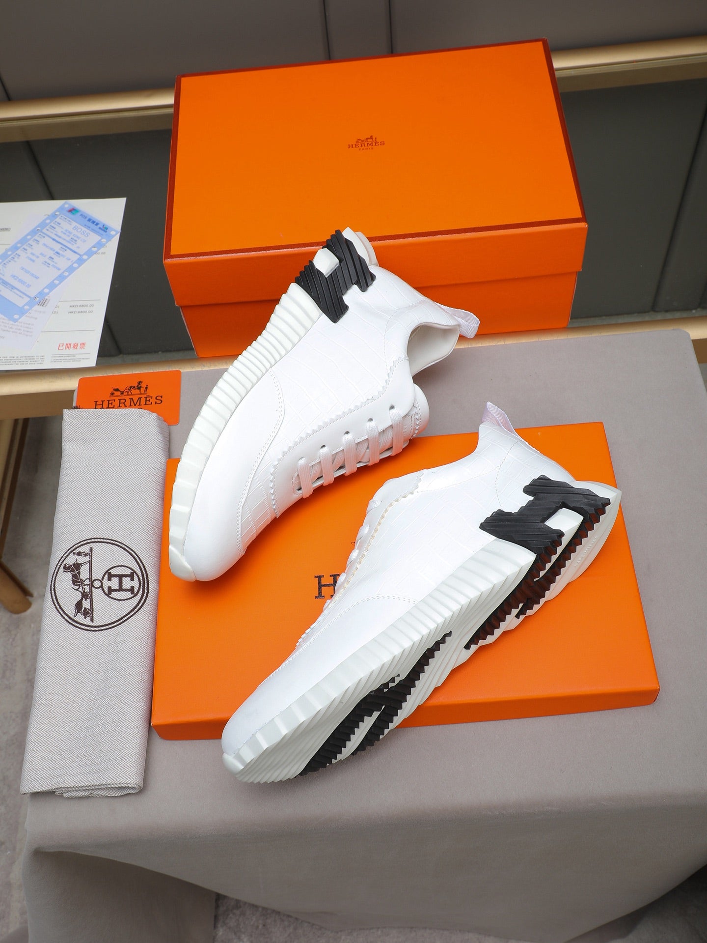 H Fashionable Casual Bouncy Sneakers 0726031601