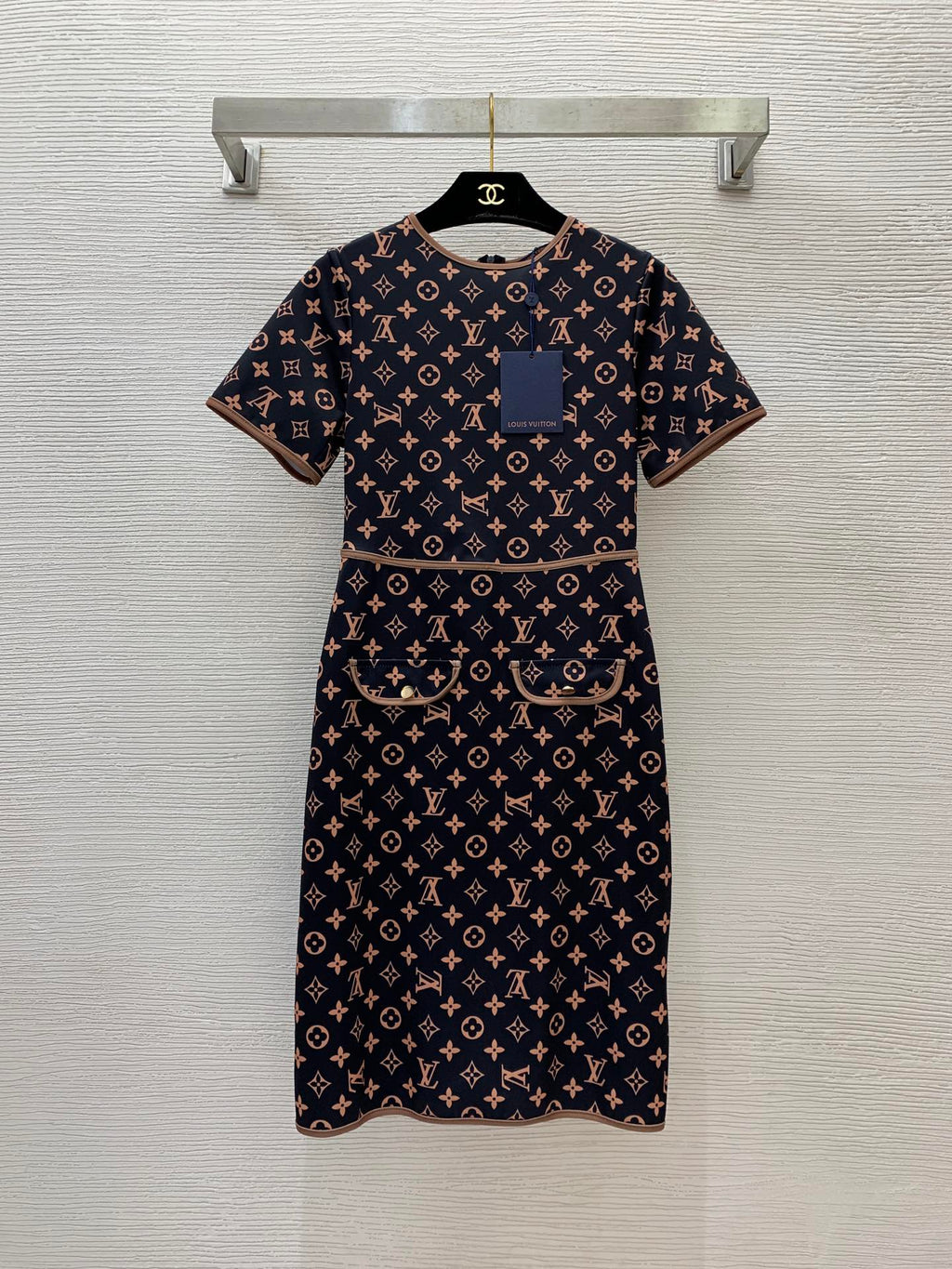 V all over presbyopia letter logo printed slim fit dress 0724052302