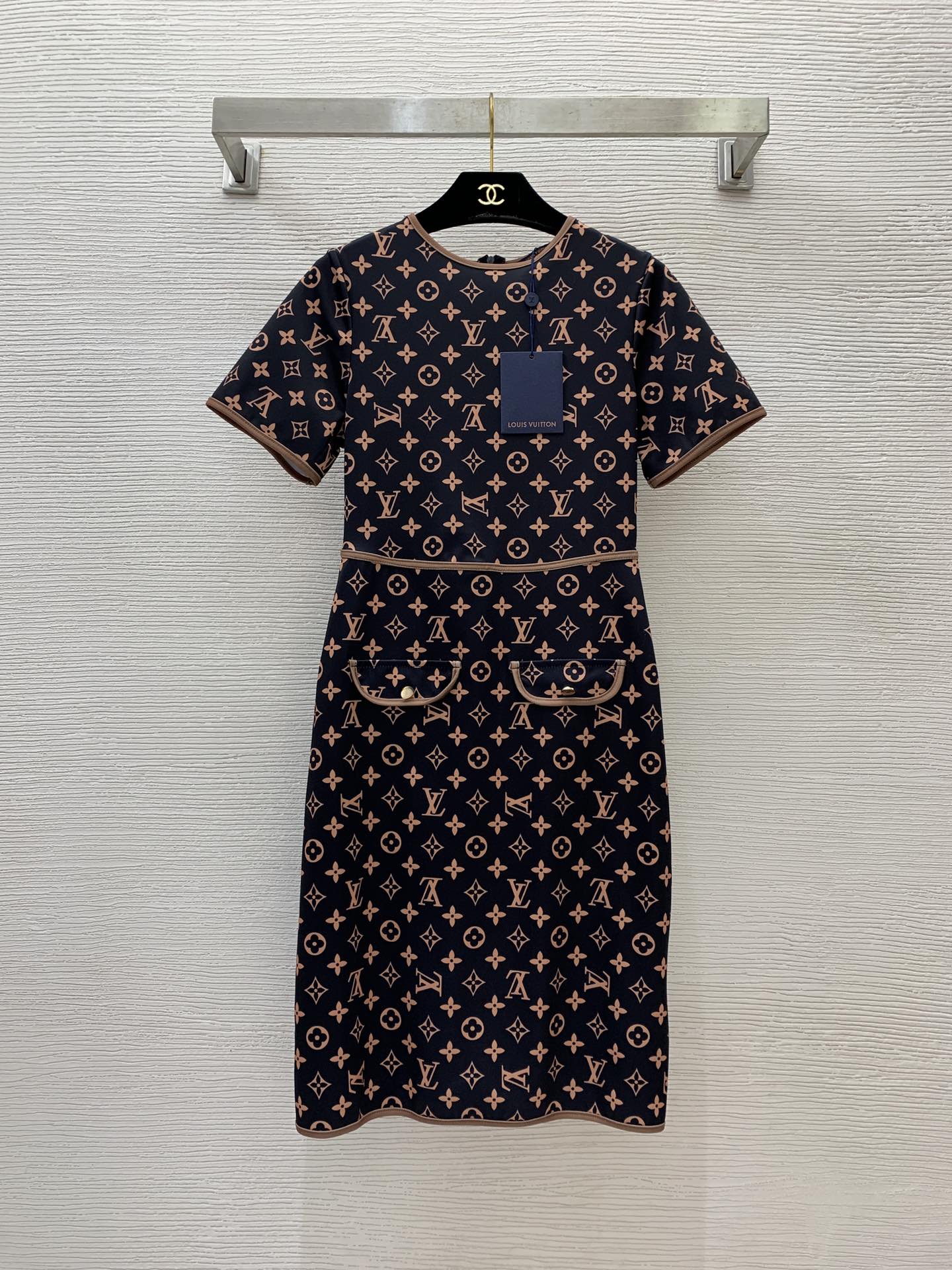 V all over presbyopia letter logo printed slim fit dress 0724052302