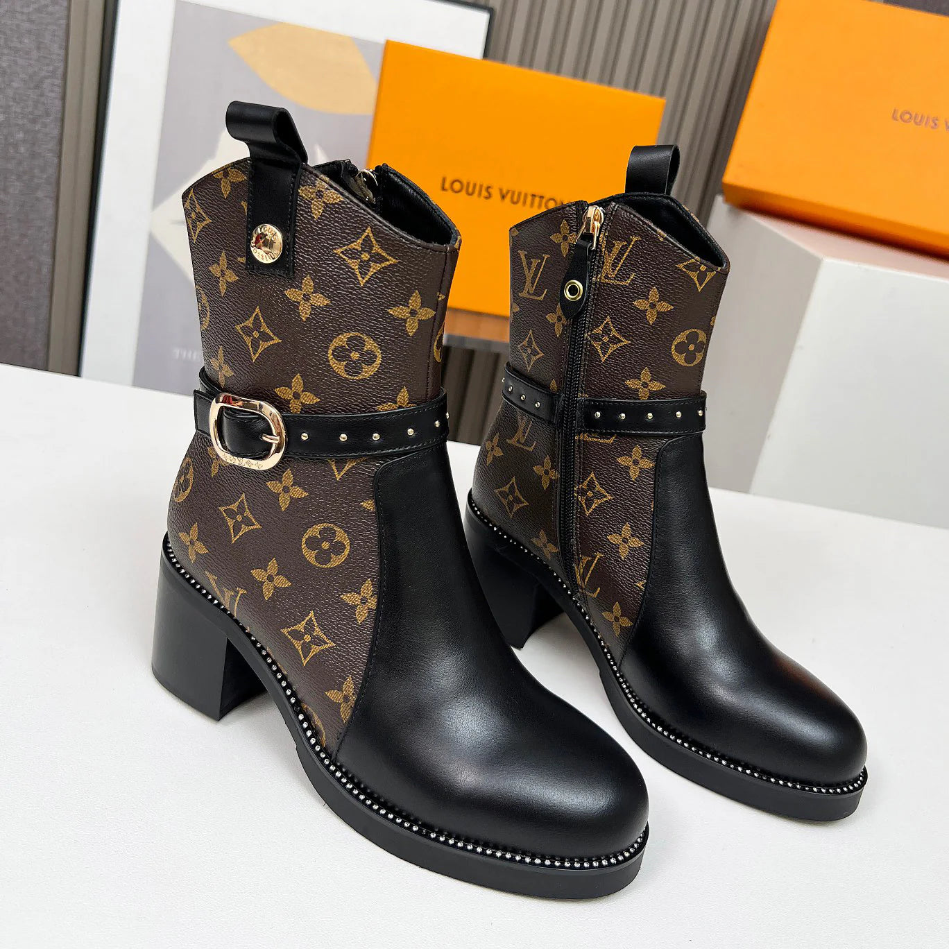 Stylish and versatile women's boots 1025101313