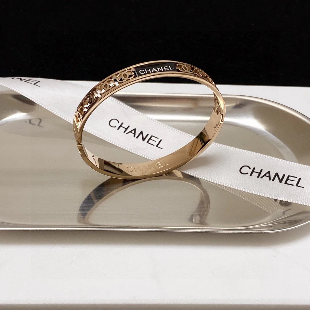 New Fashion Classic Hollow Bracelet 1024040118