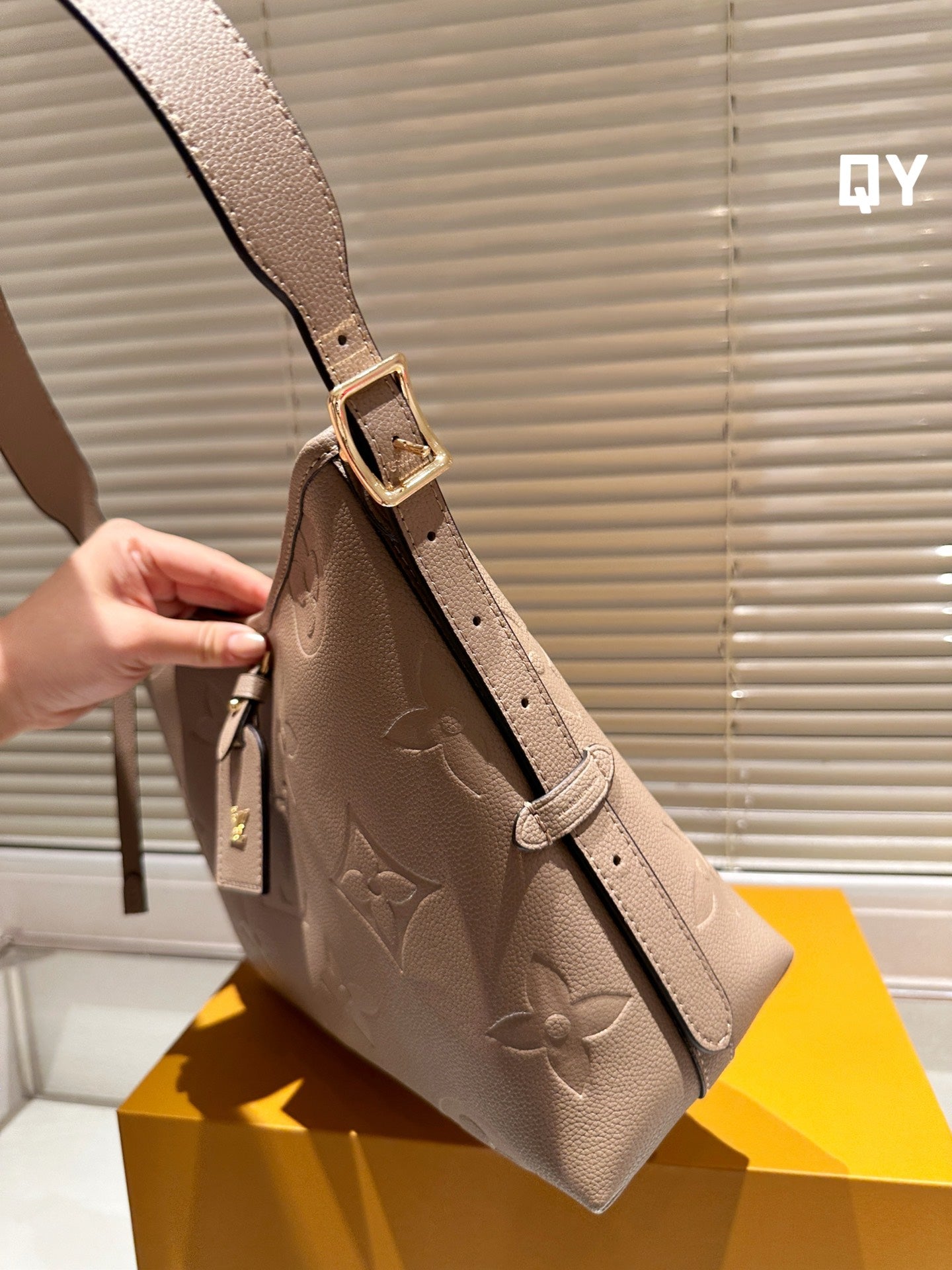 V fashion print Carryall new commuter bag 0724061303