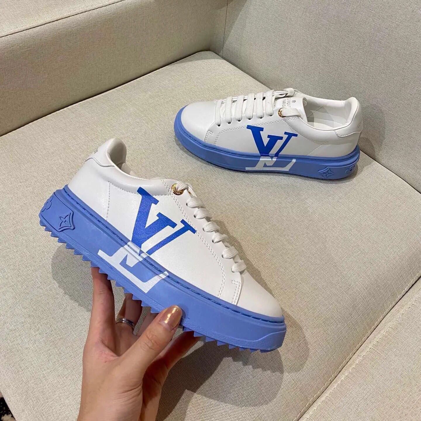 White V Logo New Fashion Women's Sneakers