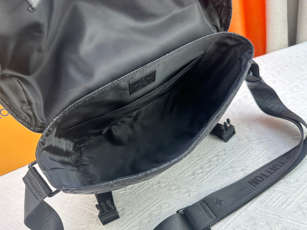Fashionable large-capacity messenger bag 0725052701