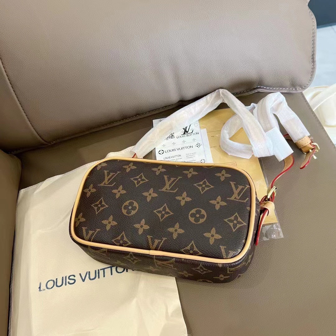 Old-Fashioned Smiling Bag XC0823091803
