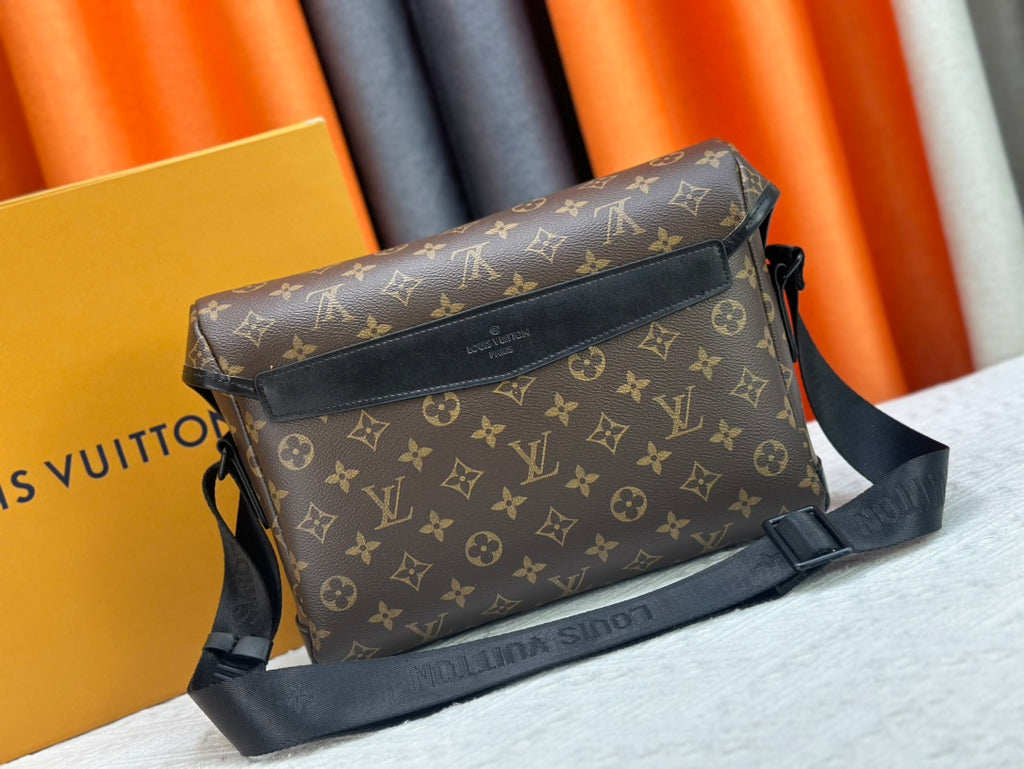 Fashionable large-capacity messenger bag 0725052701