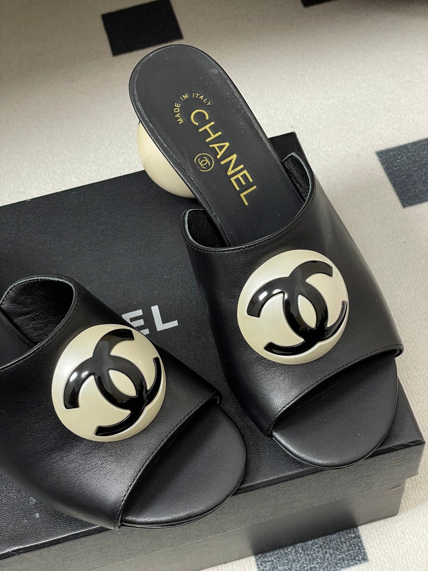 26SS New Women's Giant Pearl Slippers 0726031006