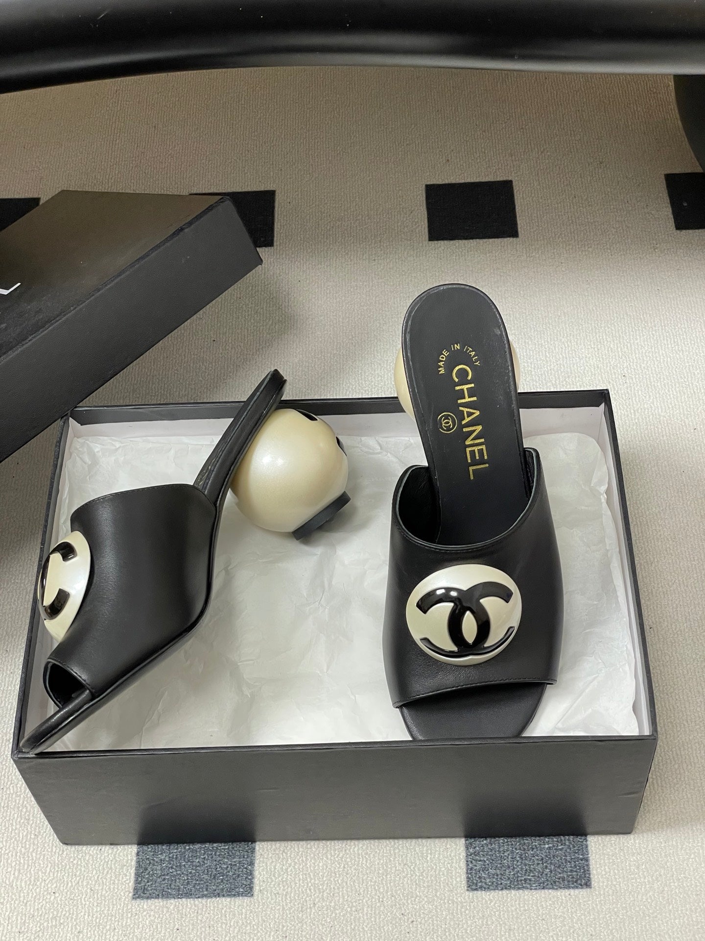 26SS New Women's Giant Pearl Slippers 0726031006