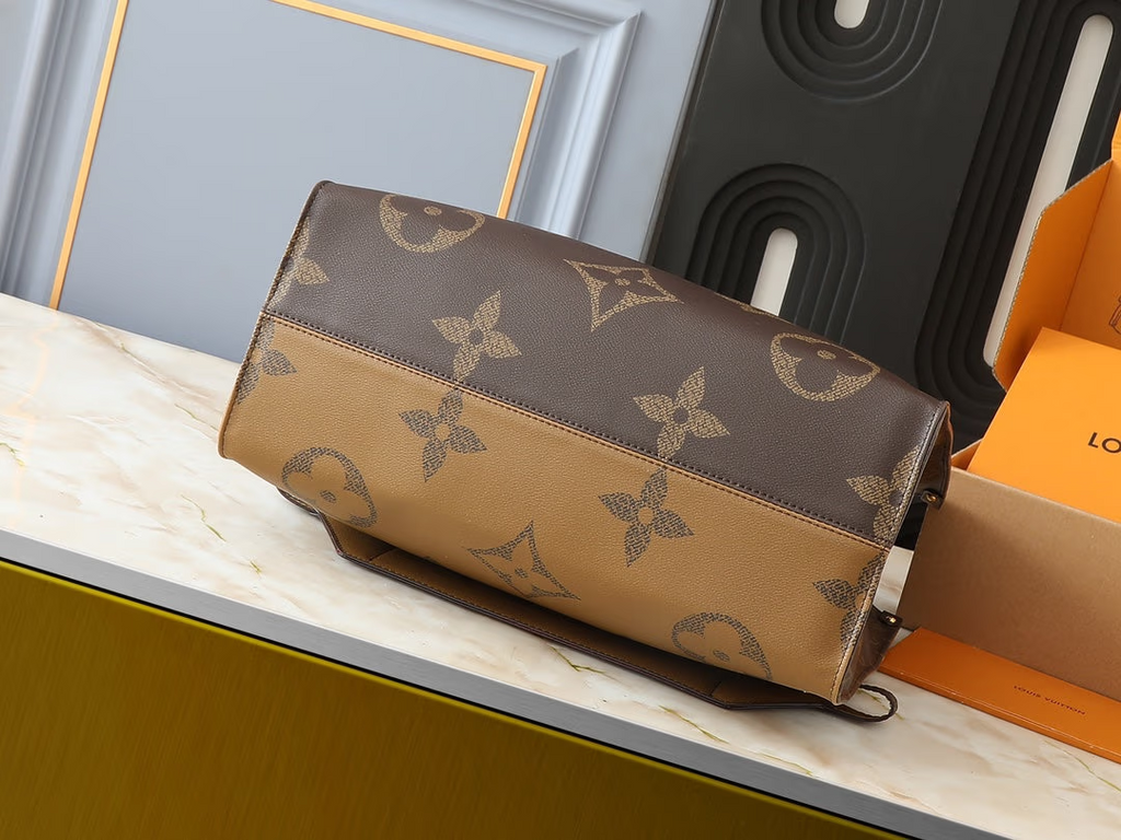 L Reverse Monogram Giant Onthego Voyage 0725101101