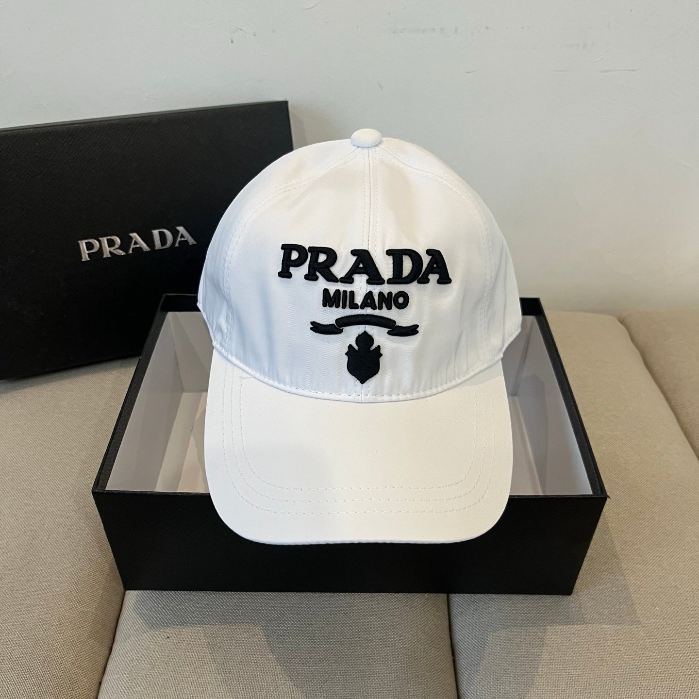 P fashionable peaked hat 0725040912