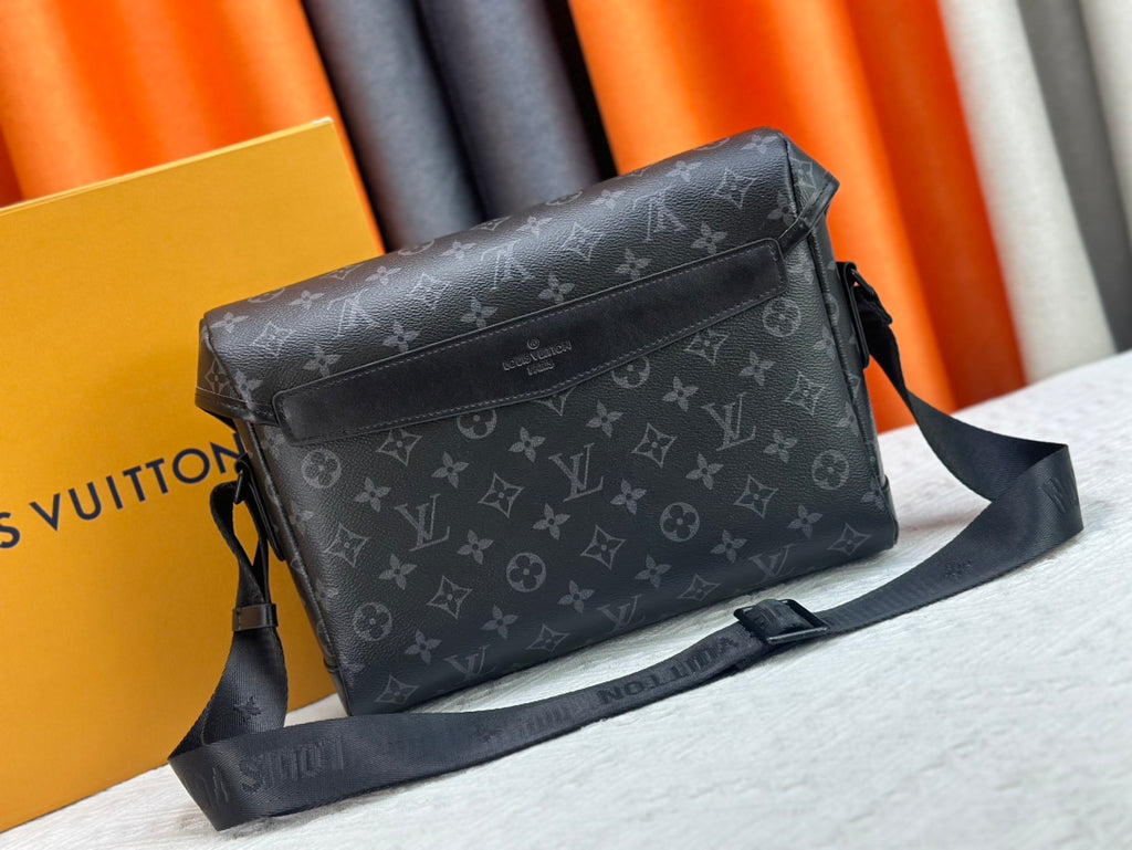 Fashionable large-capacity messenger bag 0725052701