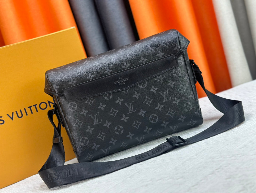 Fashionable large-capacity messenger bag 0725052701