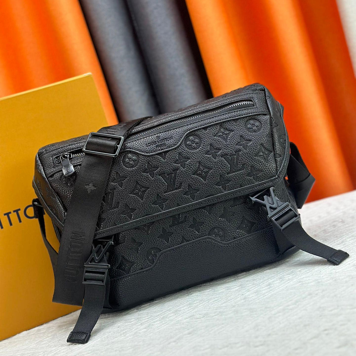 Fashionable large-capacity messenger bag 0725052701