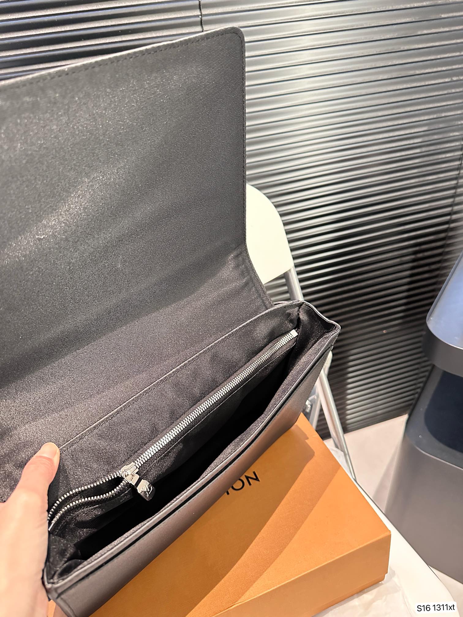 V Fashion Classic Messenger Bag 0724110702
