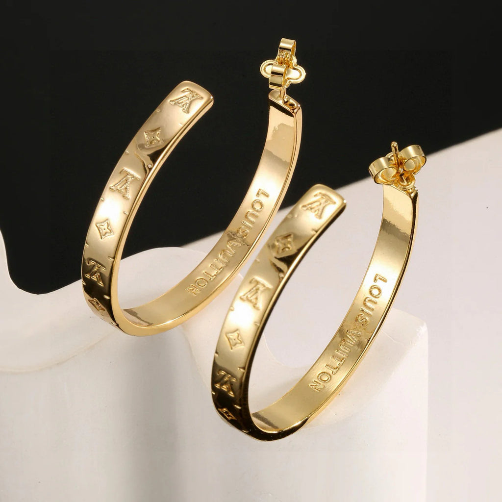 Classic and versatile stud earrings 1025110319