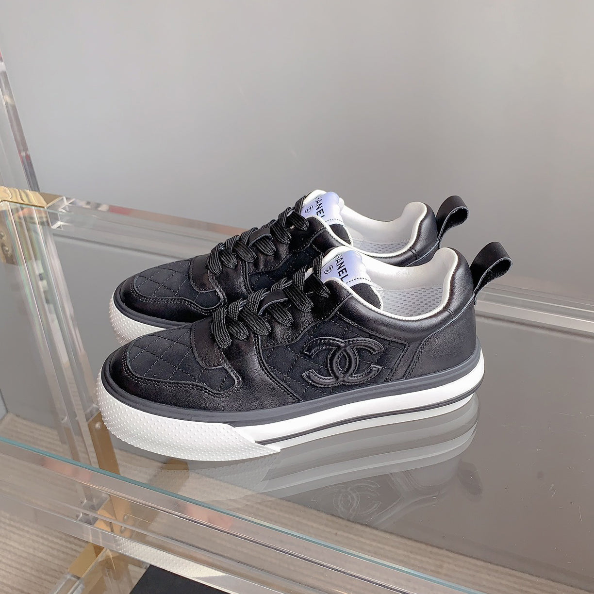 Classic versatile rhombus sneakers 1824061007