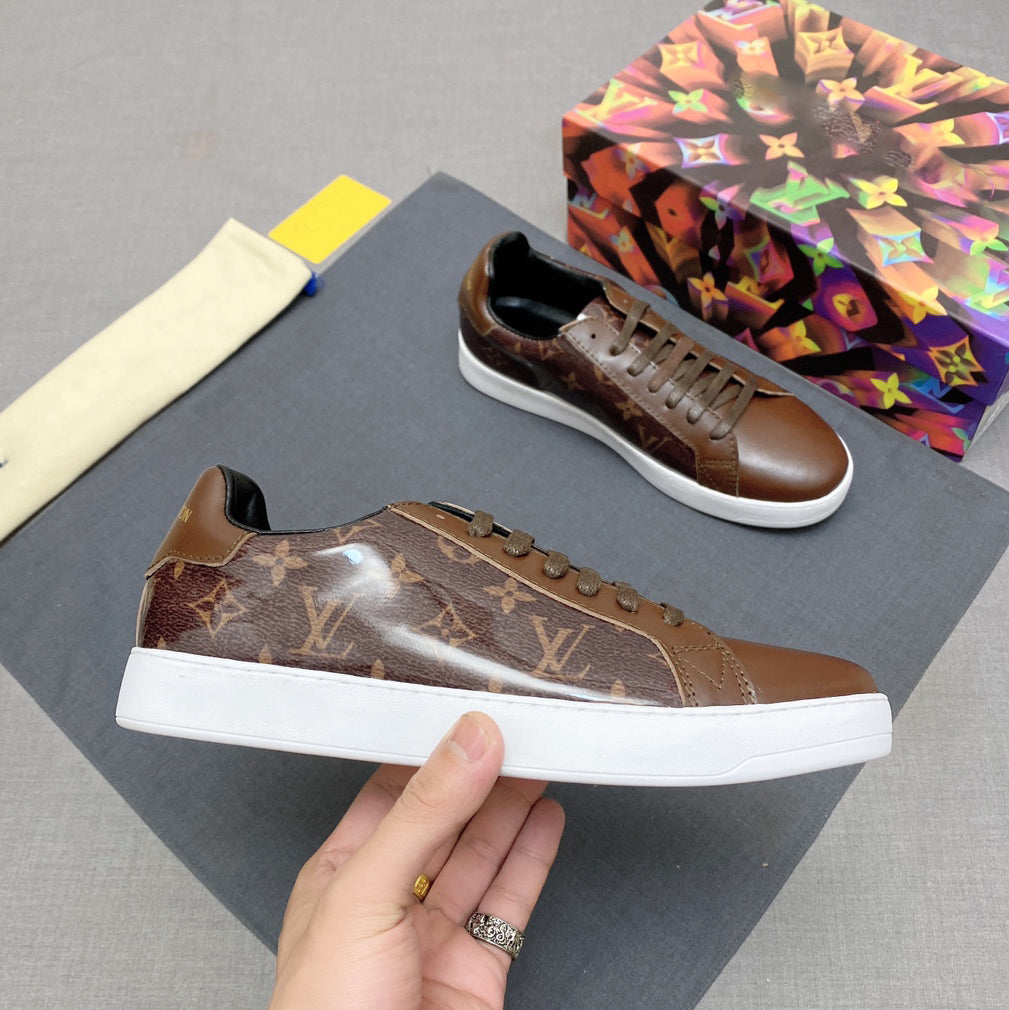Luxurious transparent material v-print casual shoes