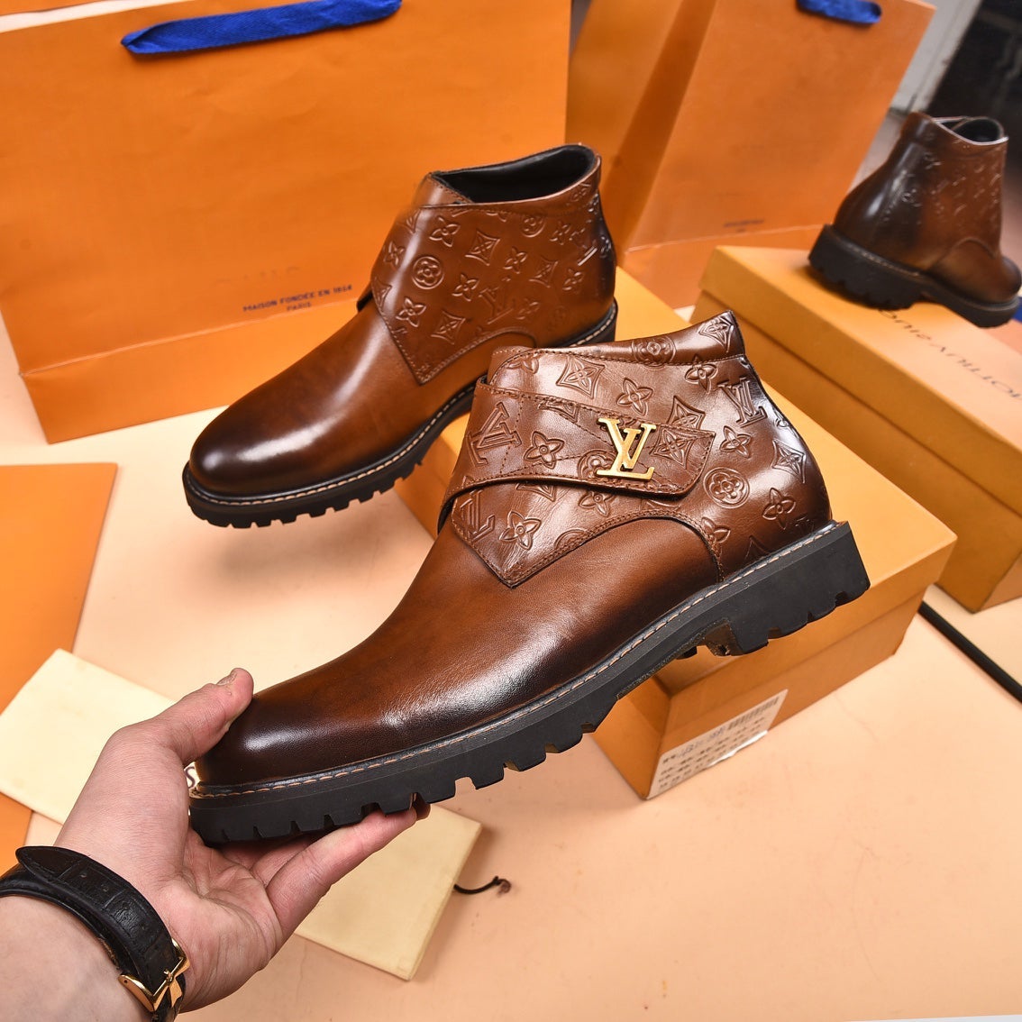 V classic logo fashion boots