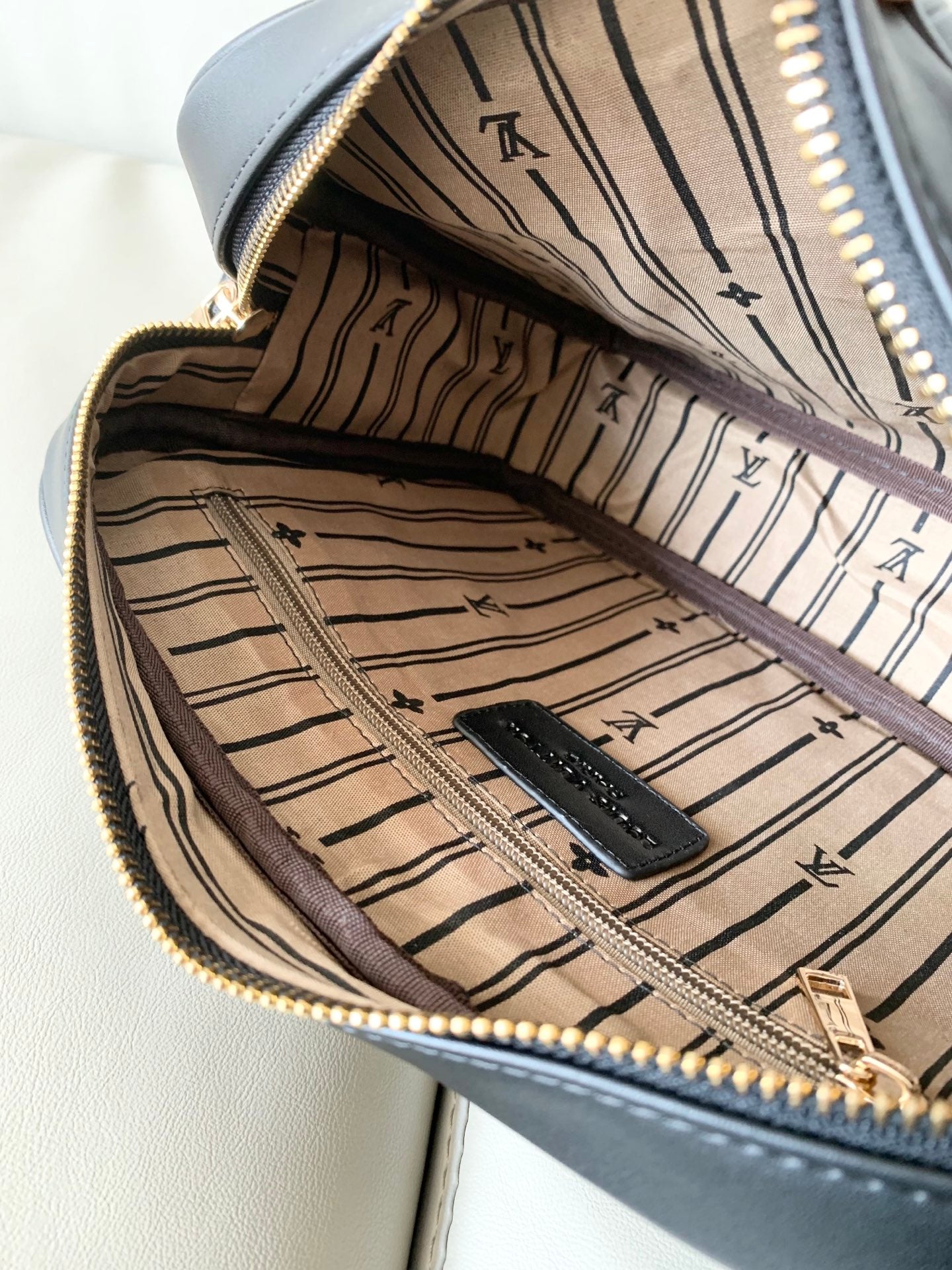 V fashion single-shoulder crossbody bag 0725061807