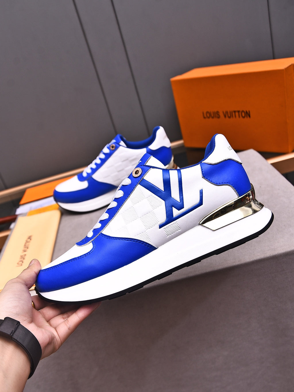 V latest luxury new rubber-soled sneakers 0724042401