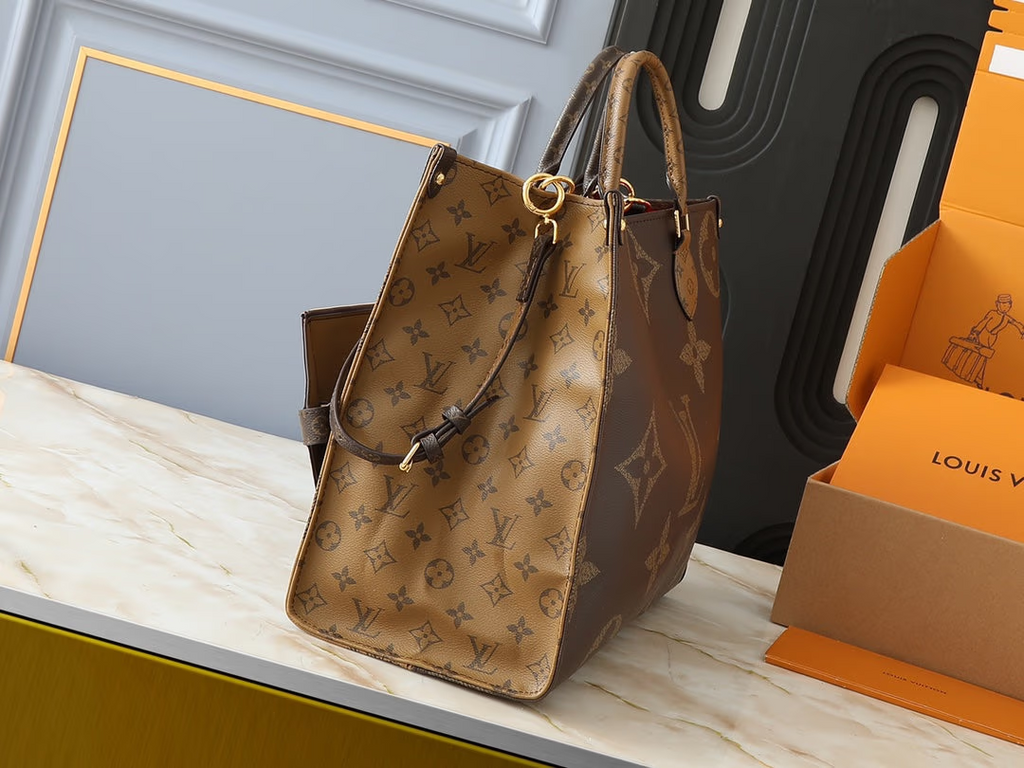 L Reverse Monogram Giant Onthego Voyage 0725101101