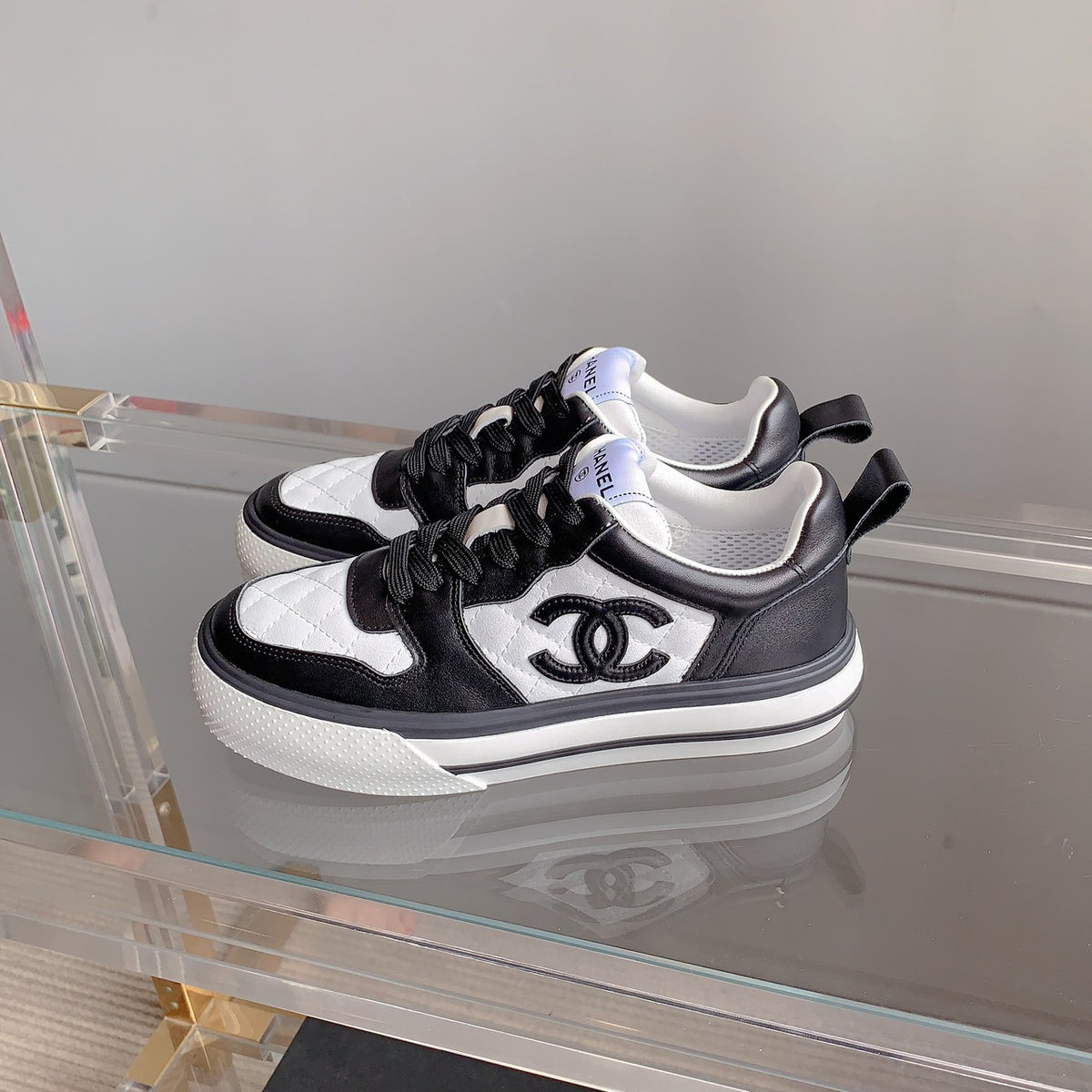 Classic versatile rhombus sneakers 1824061007