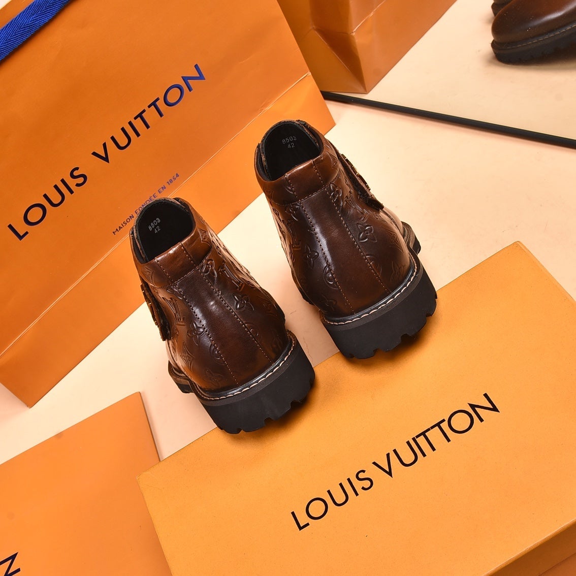 V classic logo fashion boots