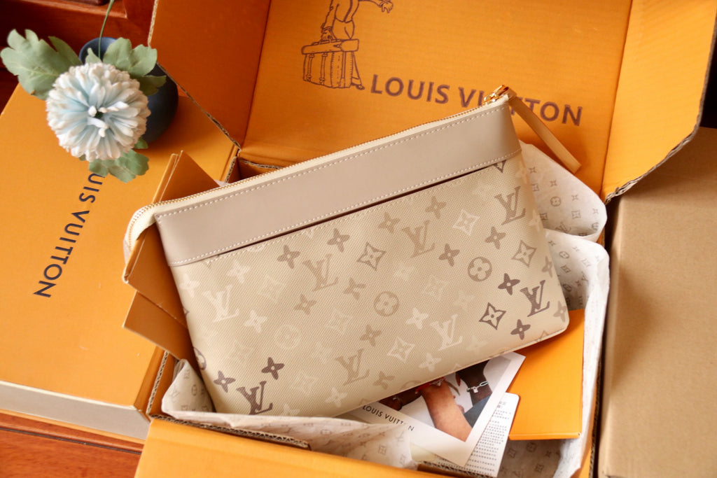 L & V Stylish Hand Tag M0726051910