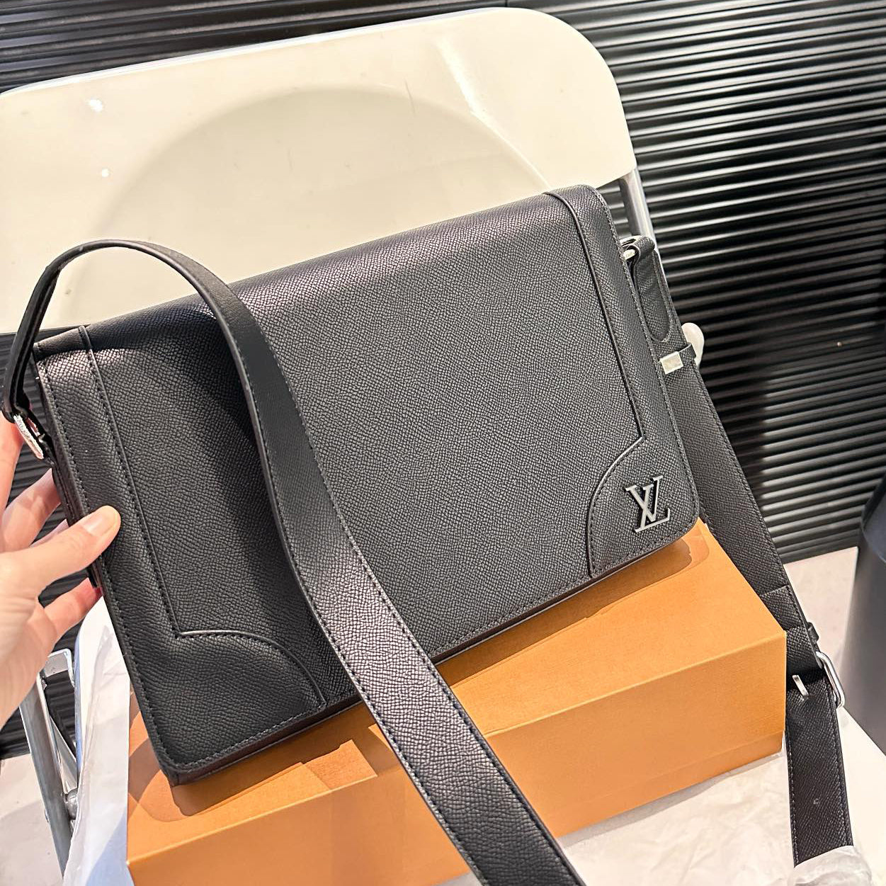 V Fashion Classic Messenger Bag 0724110702