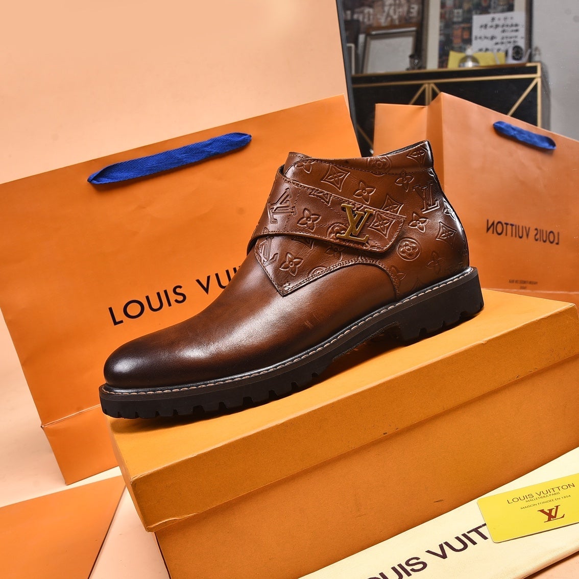V classic logo fashion boots
