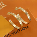 Classic and versatile stud earrings 1025110319
