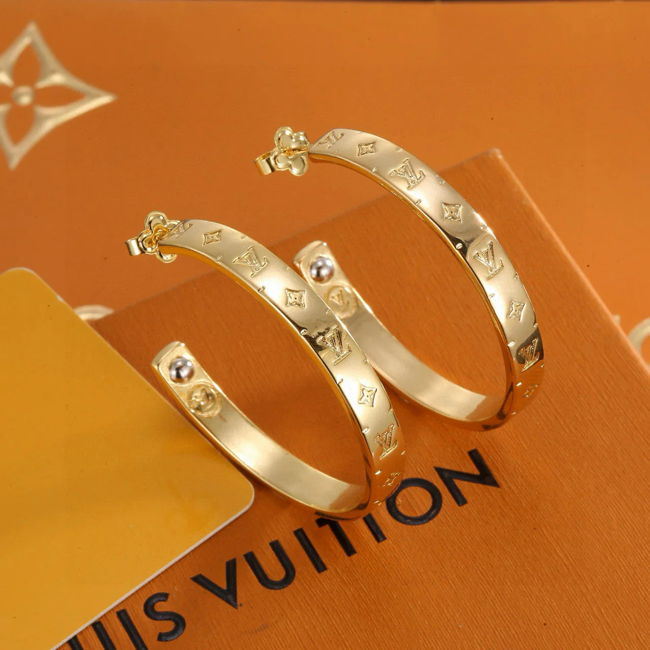 Classic and versatile stud earrings 1025110319