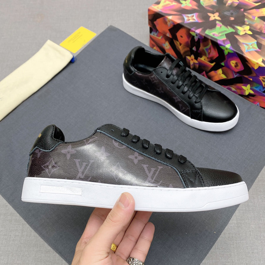Luxurious transparent material v-print casual shoes