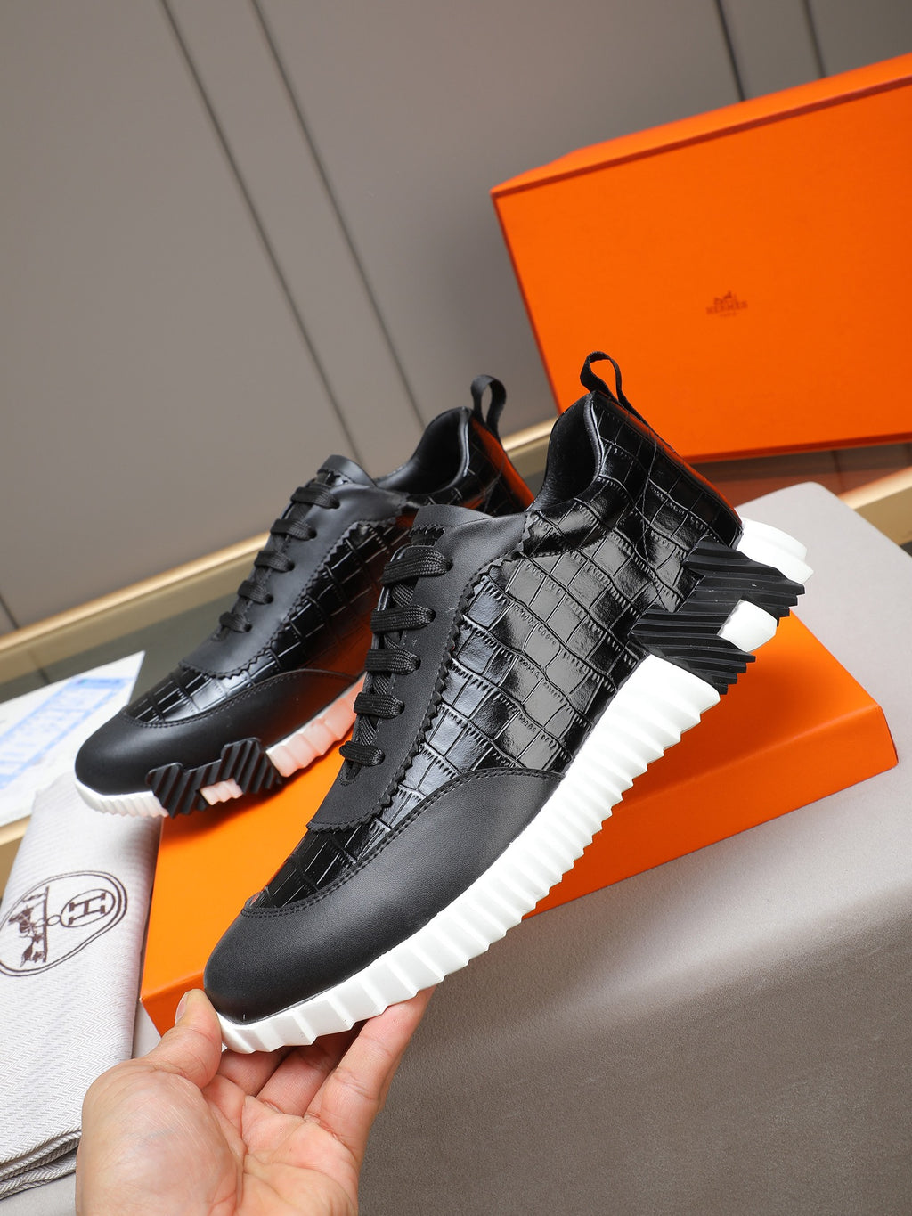 H Fashionable Casual Bouncy Sneakers 0726031601
