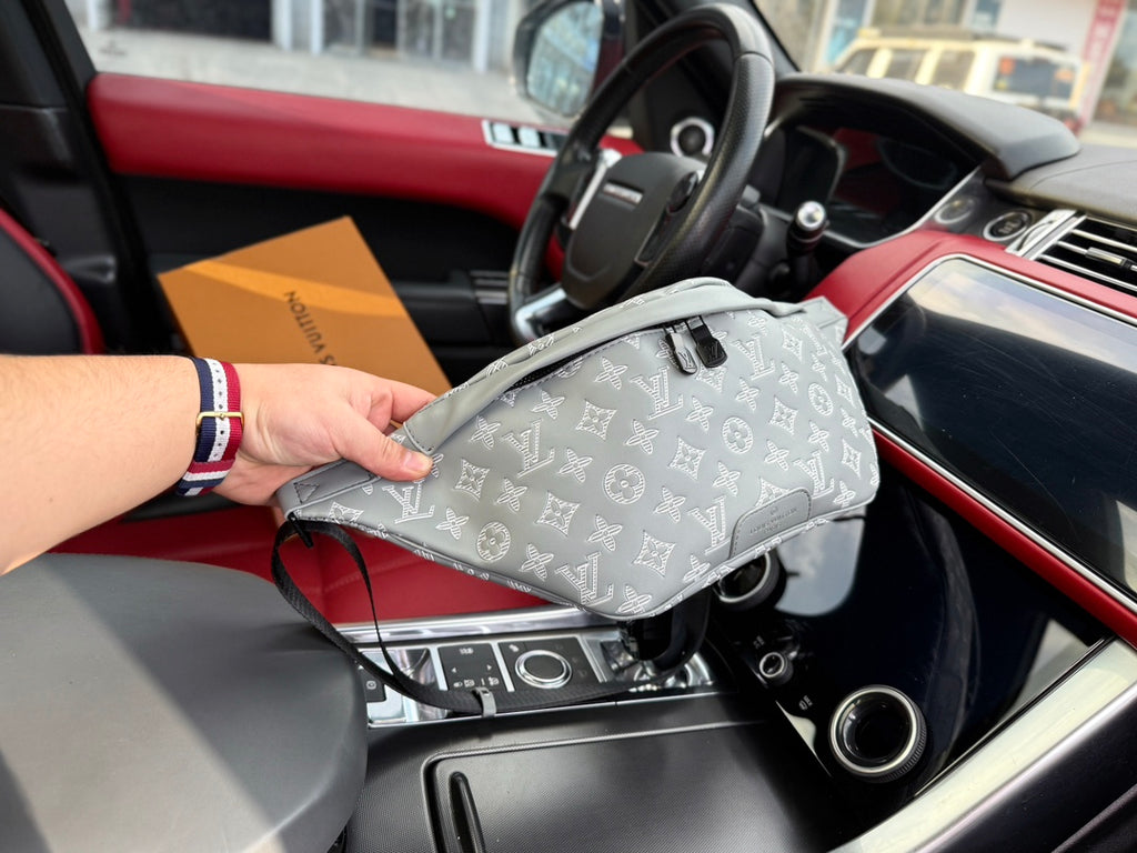 V classic monogram crossbody bag 0724110704