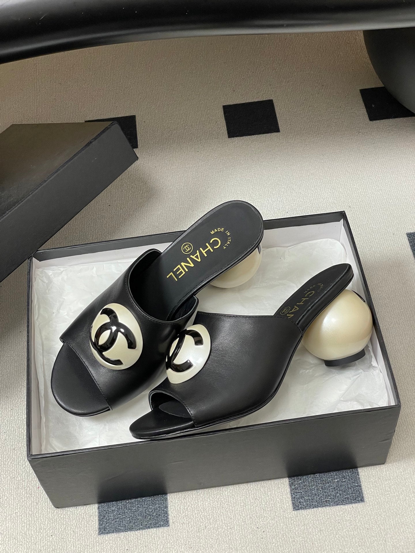 26SS New Women's Giant Pearl Slippers 0726031006