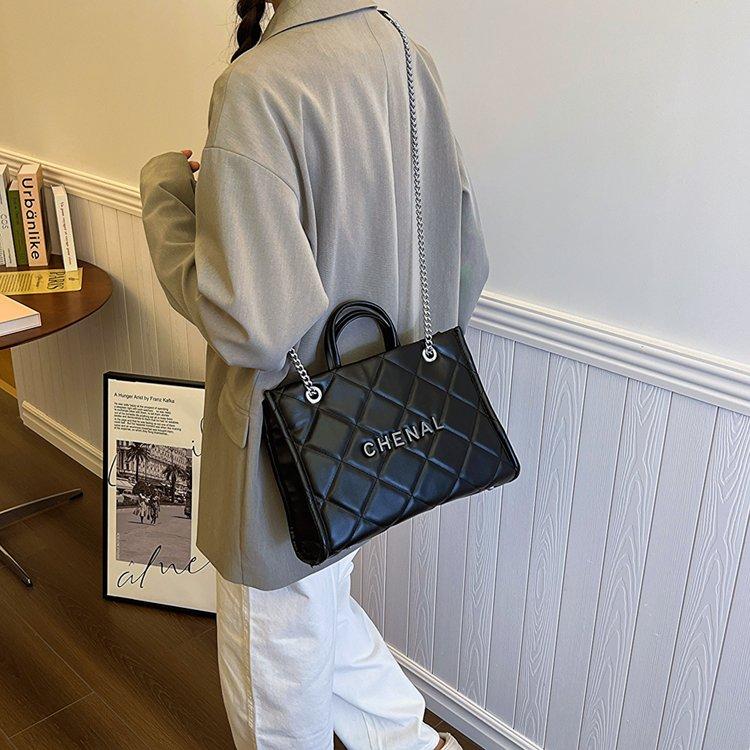 Fashionable and versatile crossbody bag 1023112818