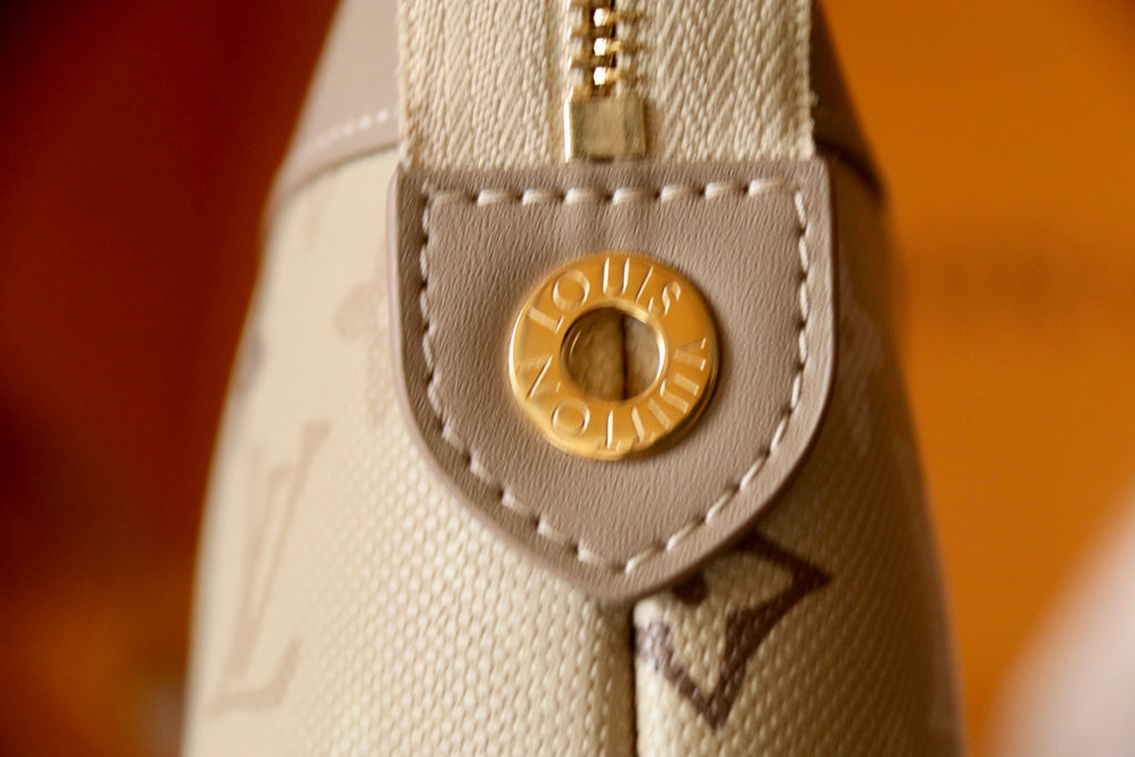 L & V Stylish Hand Tag M0726051910