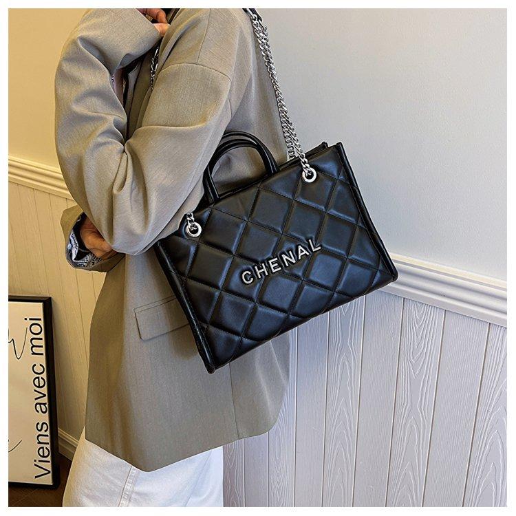 Fashionable and versatile crossbody bag 1023112818