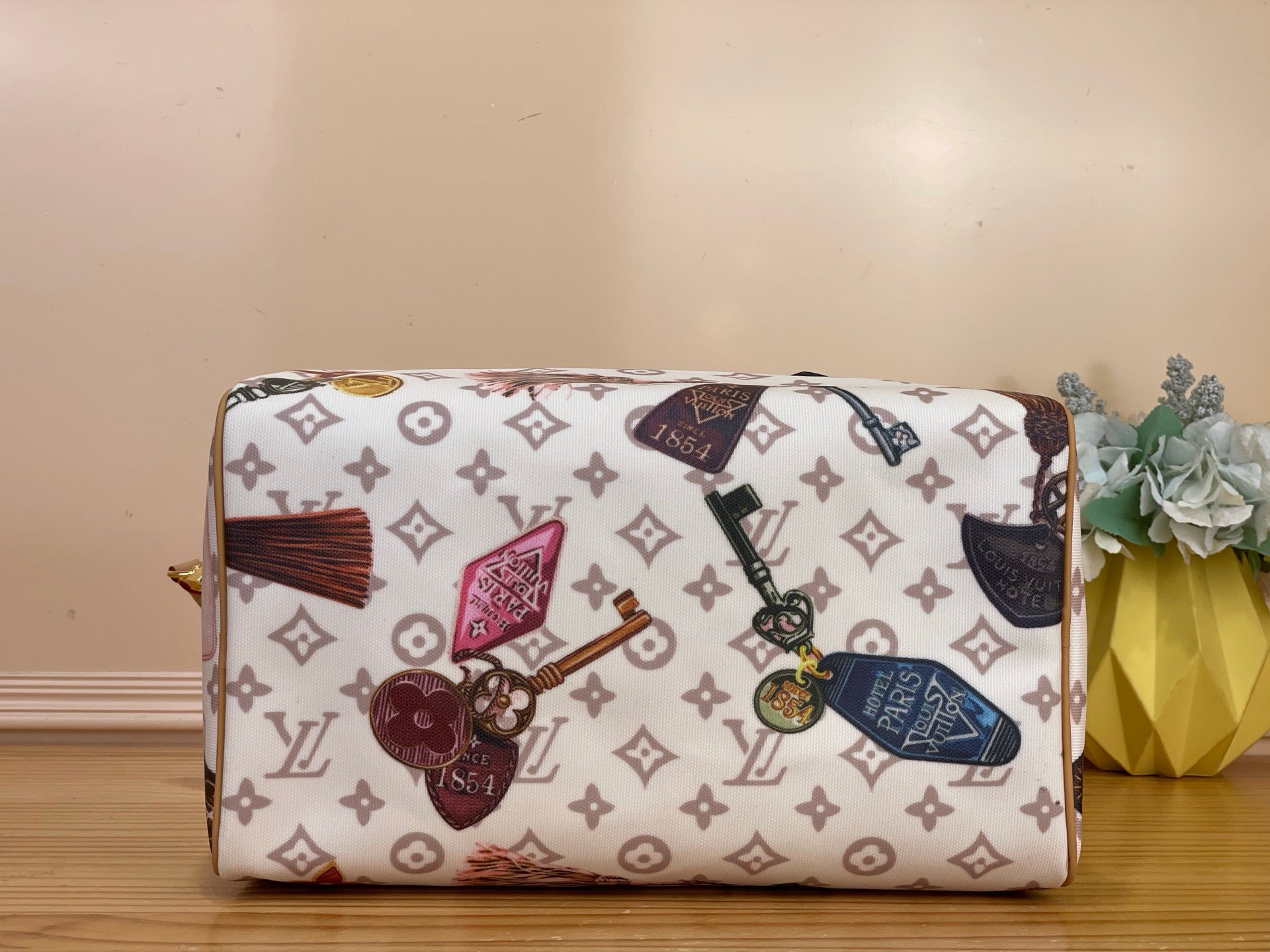 L & V Stylish Cowhide Key HandBag M0726052002
