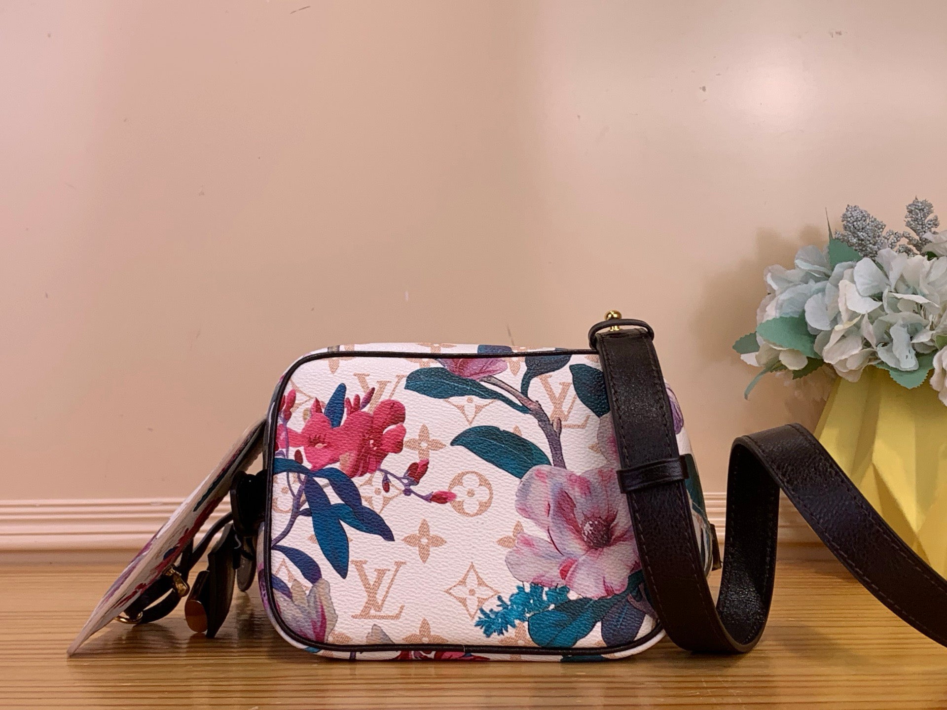 L & V Stylish Cowhide Flower HandBag M0726051904
