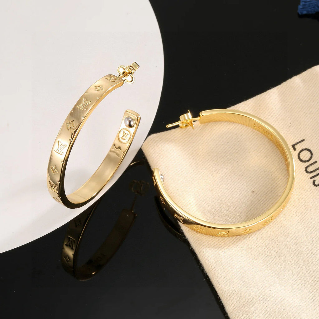 Classic and versatile stud earrings 1025110319
