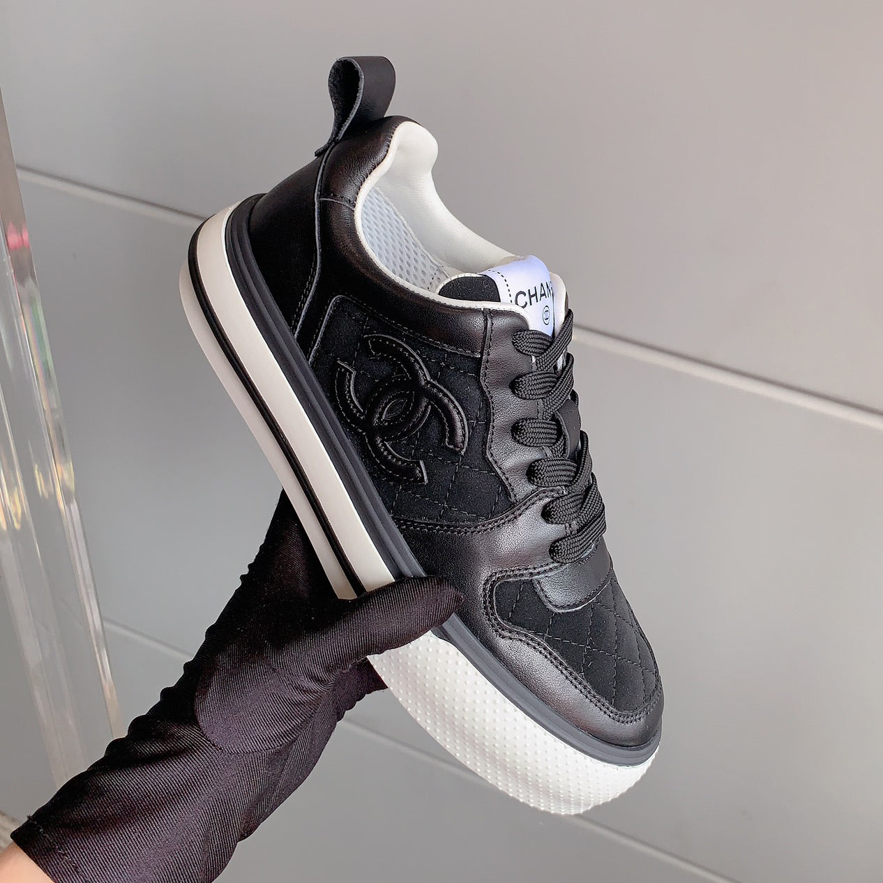 Classic versatile rhombus sneakers 1824061007